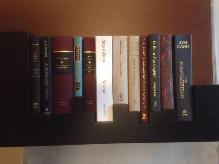 Estantería en el hotel específicamente construida para estos libros