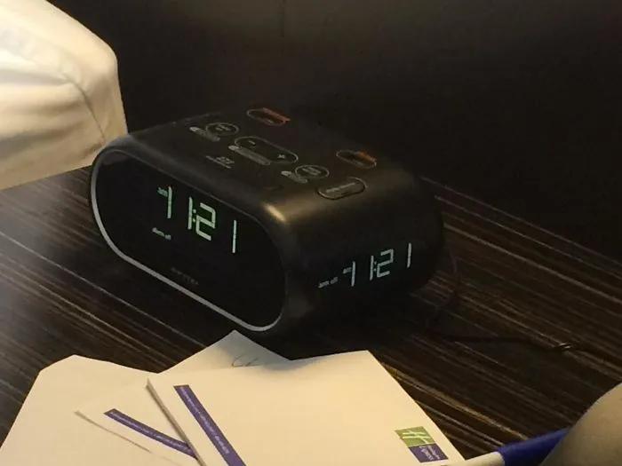 El reloj despertador de la habitación te enseña la hora por 3 lados