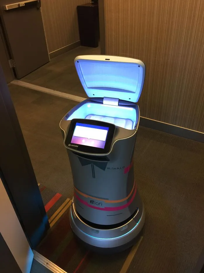 Este robot me ha traido un rollo de papel higiénico a la habitación