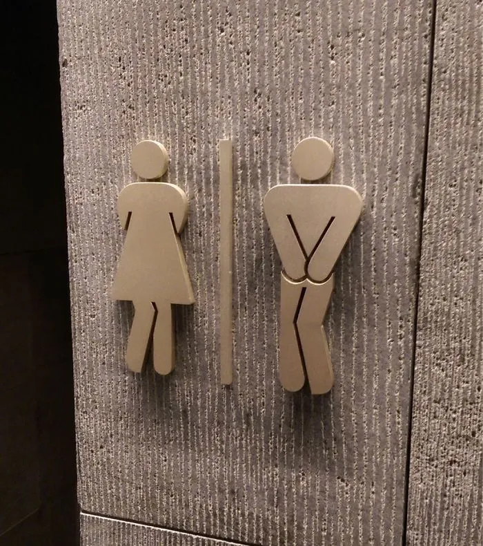 Los símbolos del cuarto de baño del hotel no se aguantan más