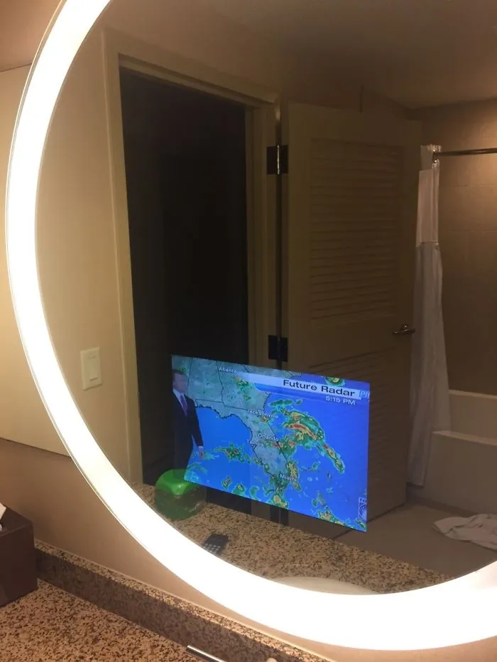 Hay una televisión en el espejo de la habitación