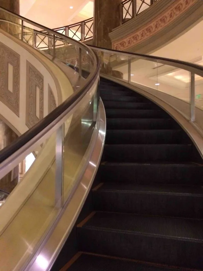 Este hotel tiene escaleras automáticas en espiral