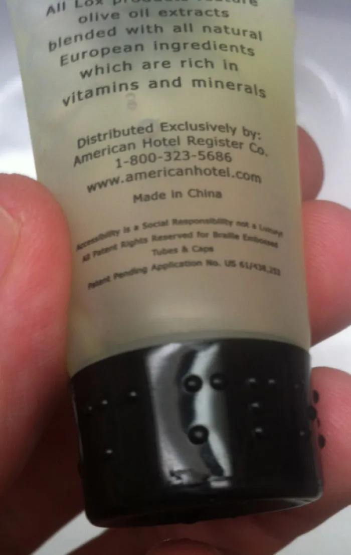 El champú del hotel viene también en braille