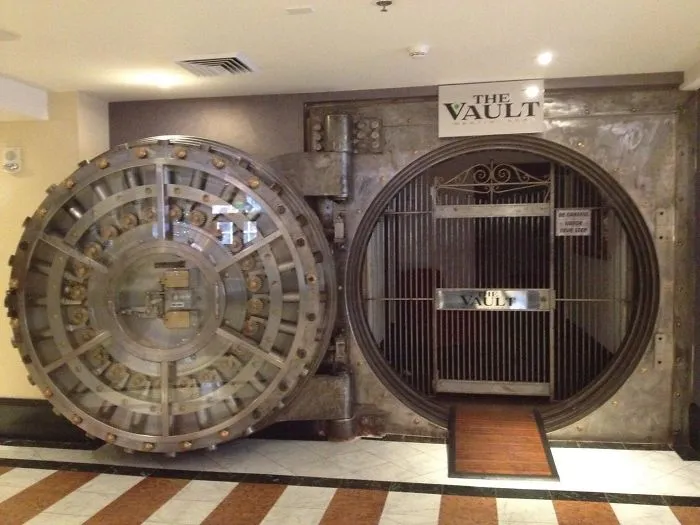 El bar del hotel solía ser la caja fuerte de un banco