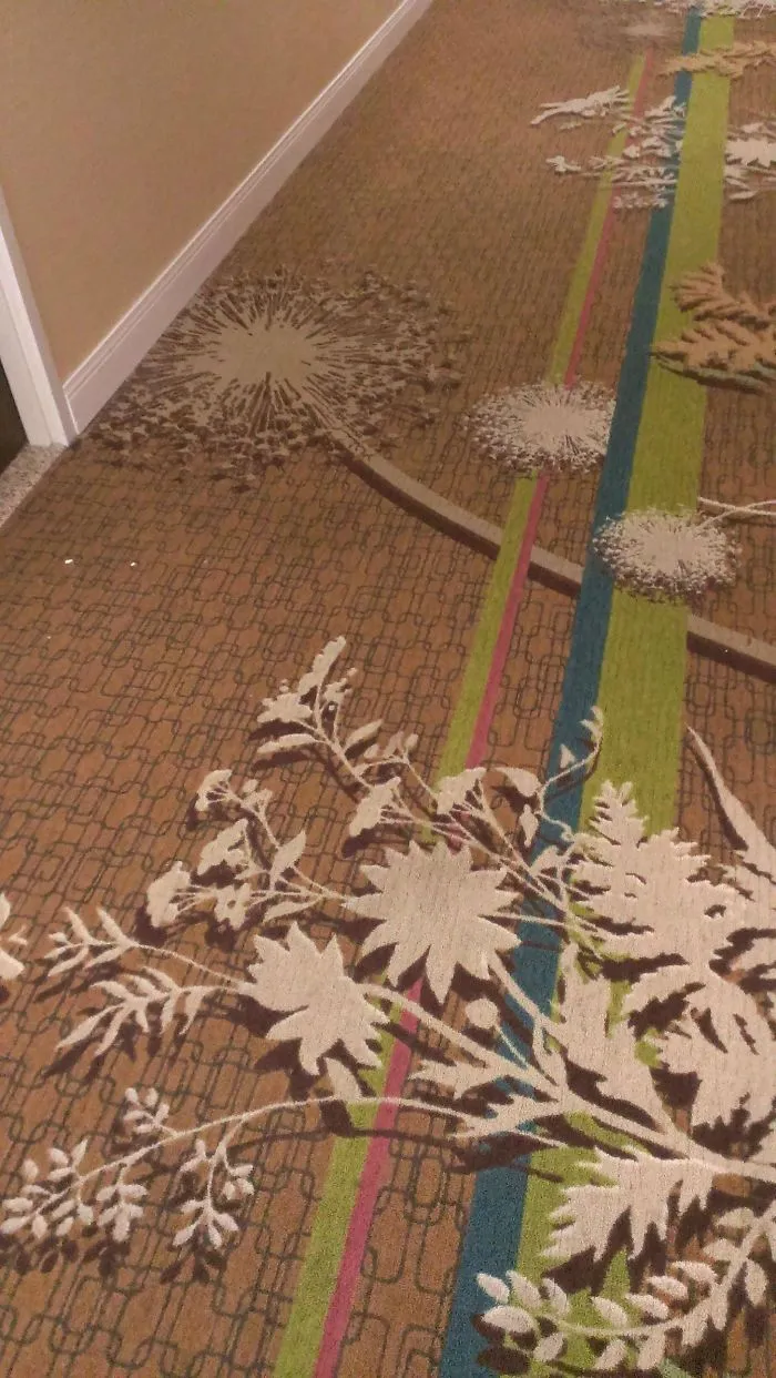 La moqueta del hotel tiene flores que parecen 3D