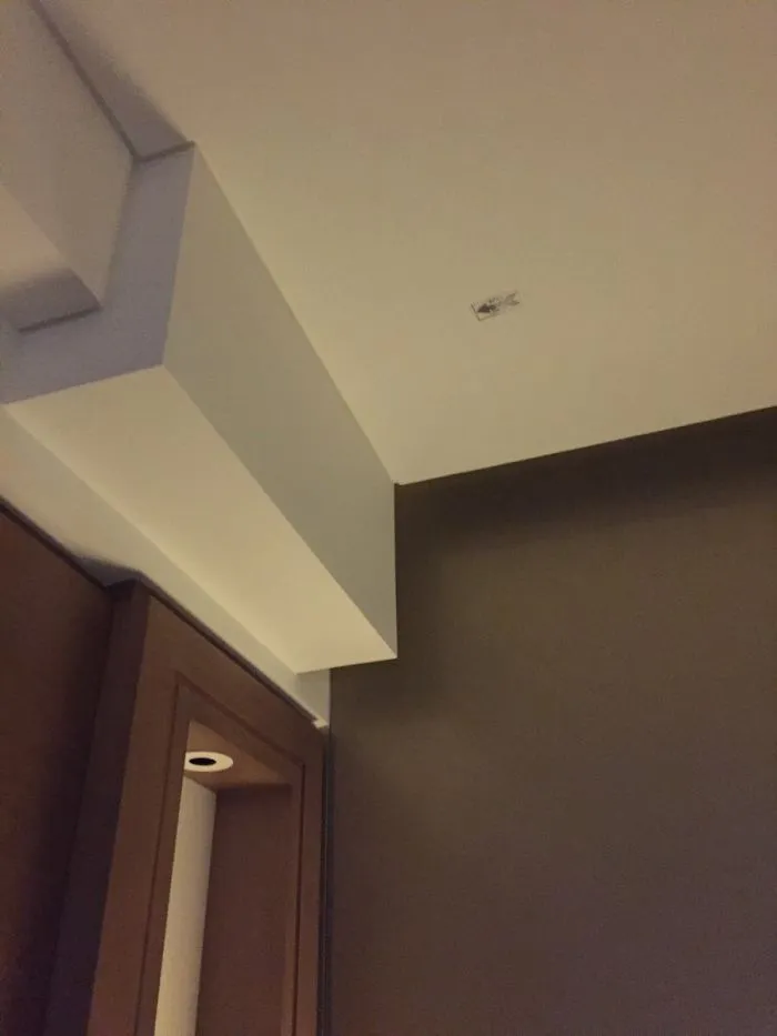 Todos los hoteles en los que he estado en Oriente Medio tienen flechas en el techo para indicar a los huéspedes musulmanes hacia dónde está La Meca