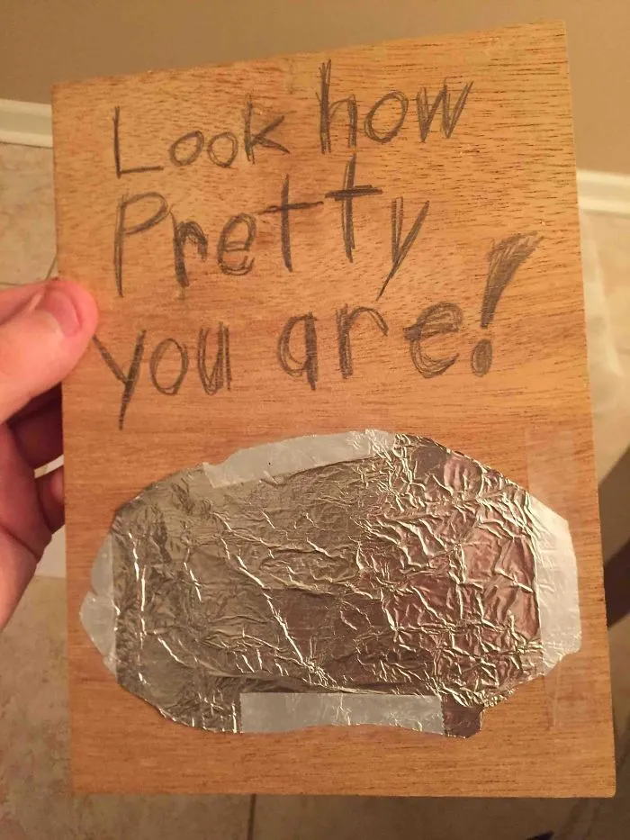 Le di este regalo a mi madre cuando tenía 8 años: "¡Mira qué guapa eres!"