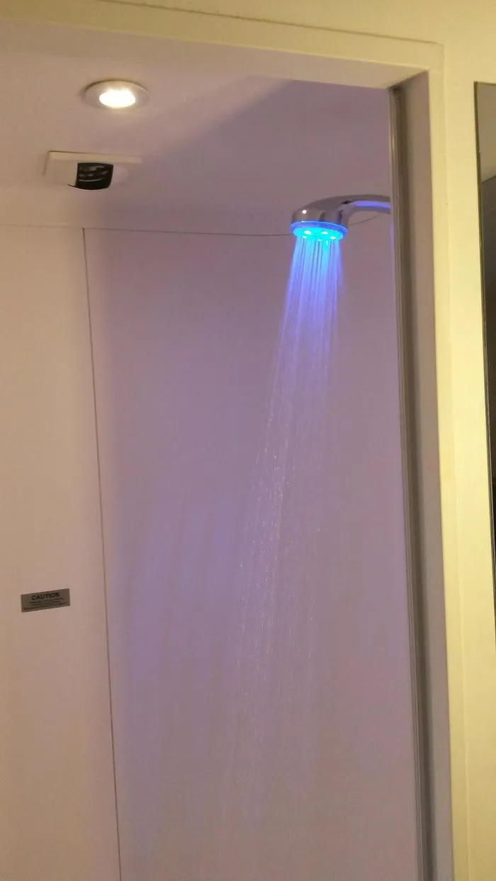 La ducha del hotel tiene luz para decirte si está demasiado caliente o fría