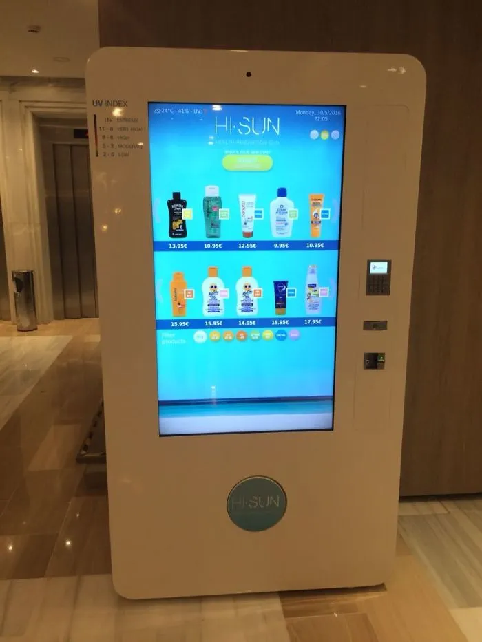 Hay una máquina que vende protector solar en la recepción del hotel