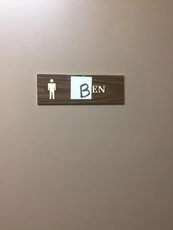 Solo trabaja un hombre en nuestra oficina, así que cambiamos el letrero del retrete masculino