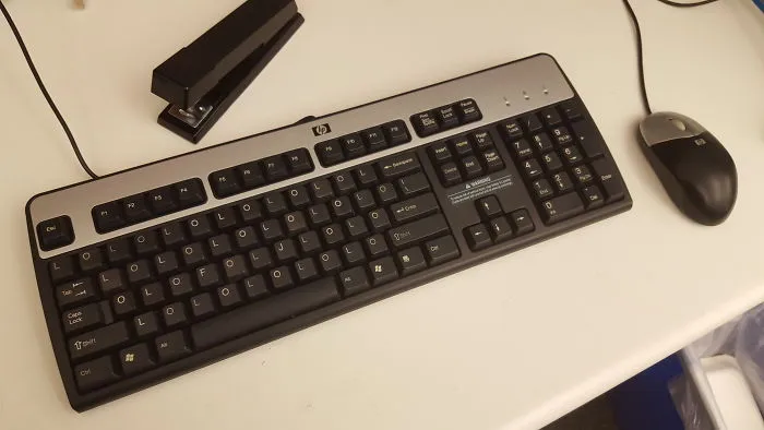 Este es el teclado de reemplazo que nos dan si derramamos café o estropeamos nuestro teclado