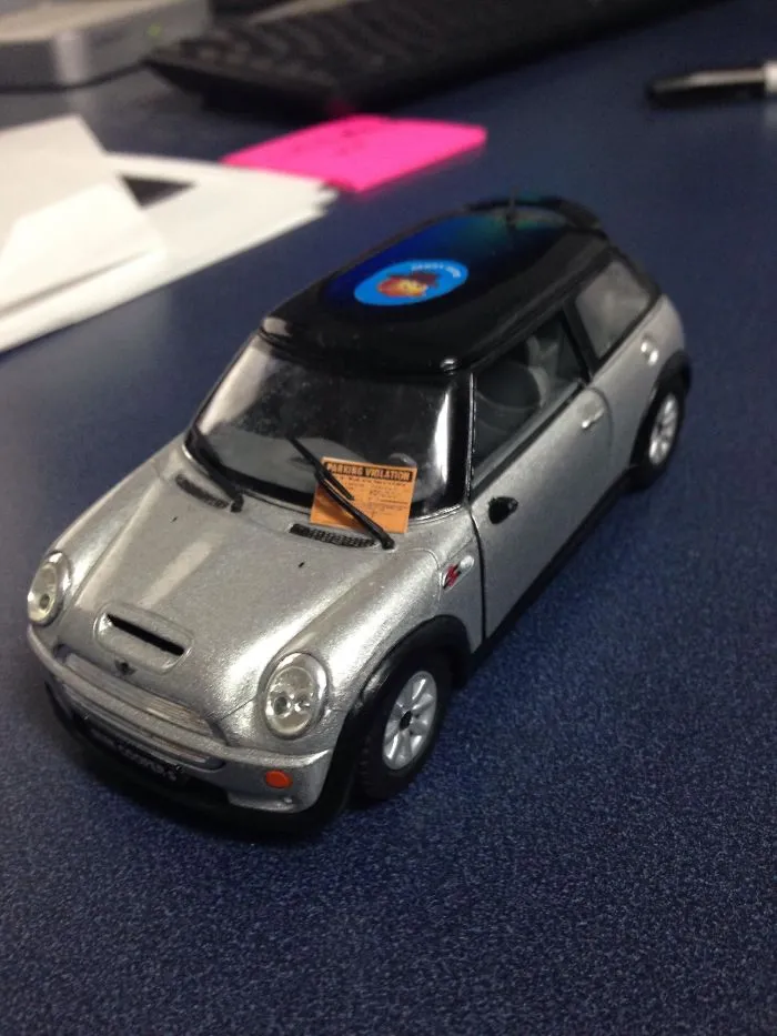 Dejé un coche de juguete como decoración para la sala de juntas. Le han puesto una multa