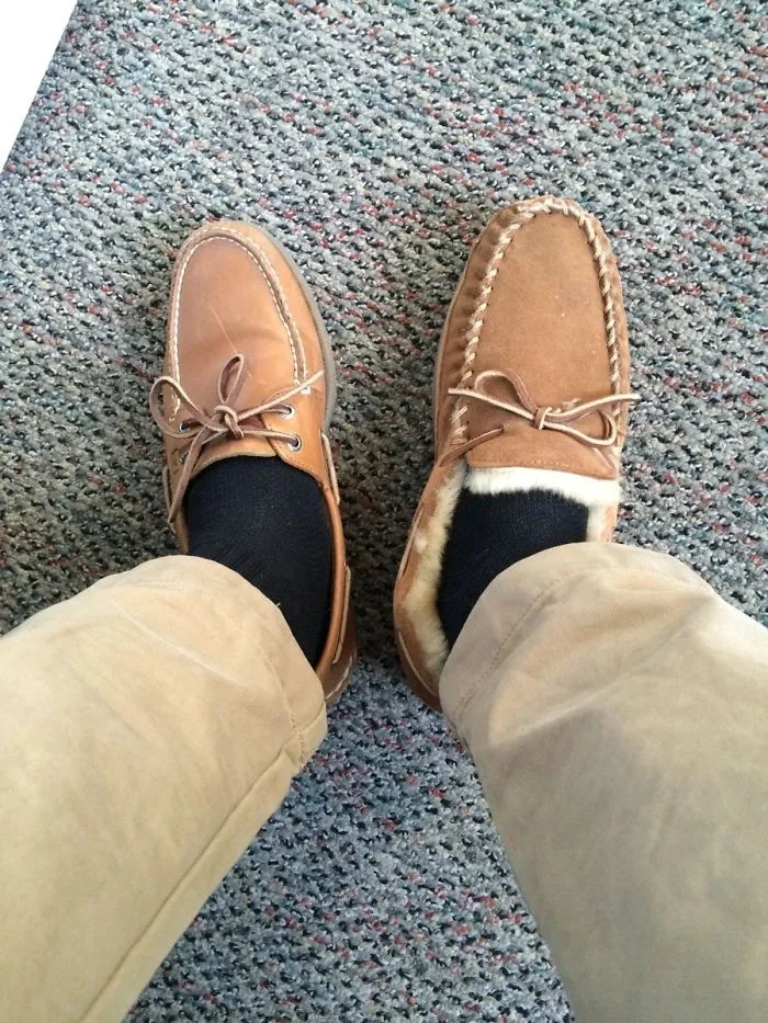 Comprobando el estricto código de vestir de mi oficina. Me pondré las 2 zapatillas cuando vea que no se dan cuenta
