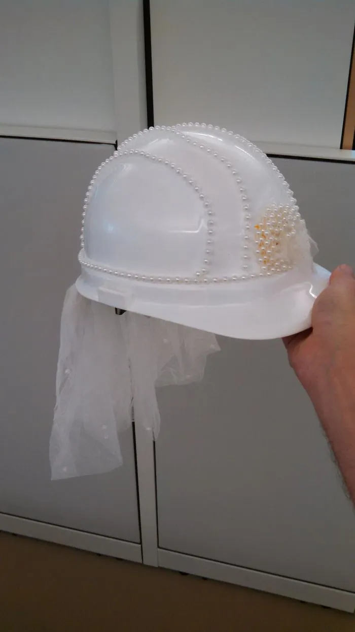 La jefa de proyecto se casa y le hemos decorado un casco