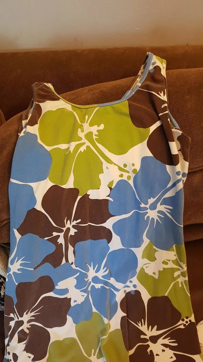 Acabamos de darnos cuenta del espacio negativo en el vestido de mi madre