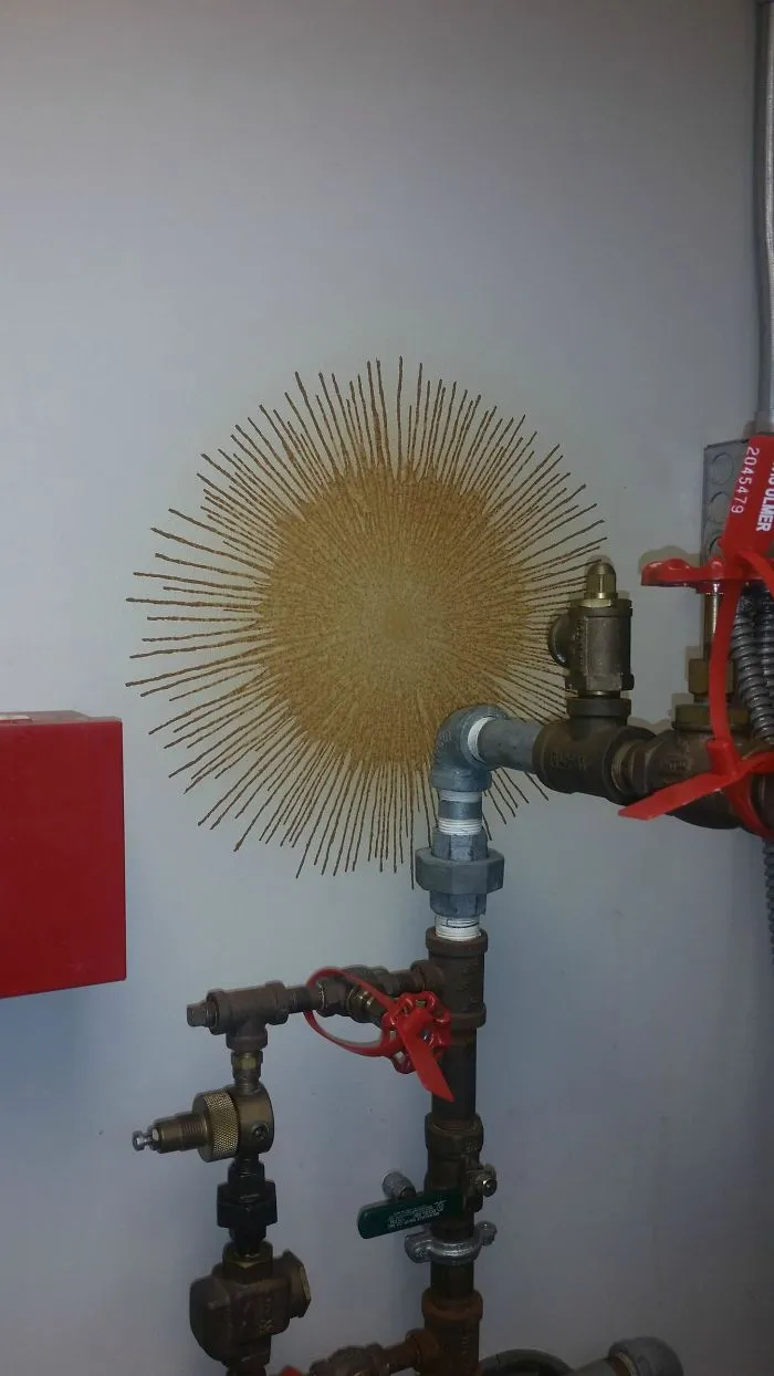 El aspecto del spray en esta pared procedente de un tubo de escape de las cañerías