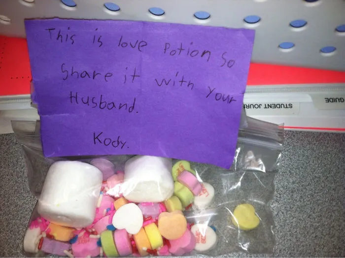 Regalo de un alumno: "Esto es una poción de amor, así que compártelo con tu marido"