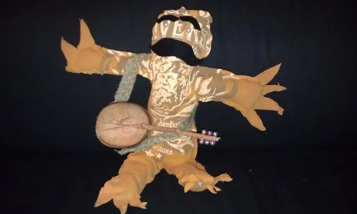 Mi hermanita de 10 años me preguntó qué me gustaba, le dije que los bigotes, las guitarras y los perezosos. Me hizo esto