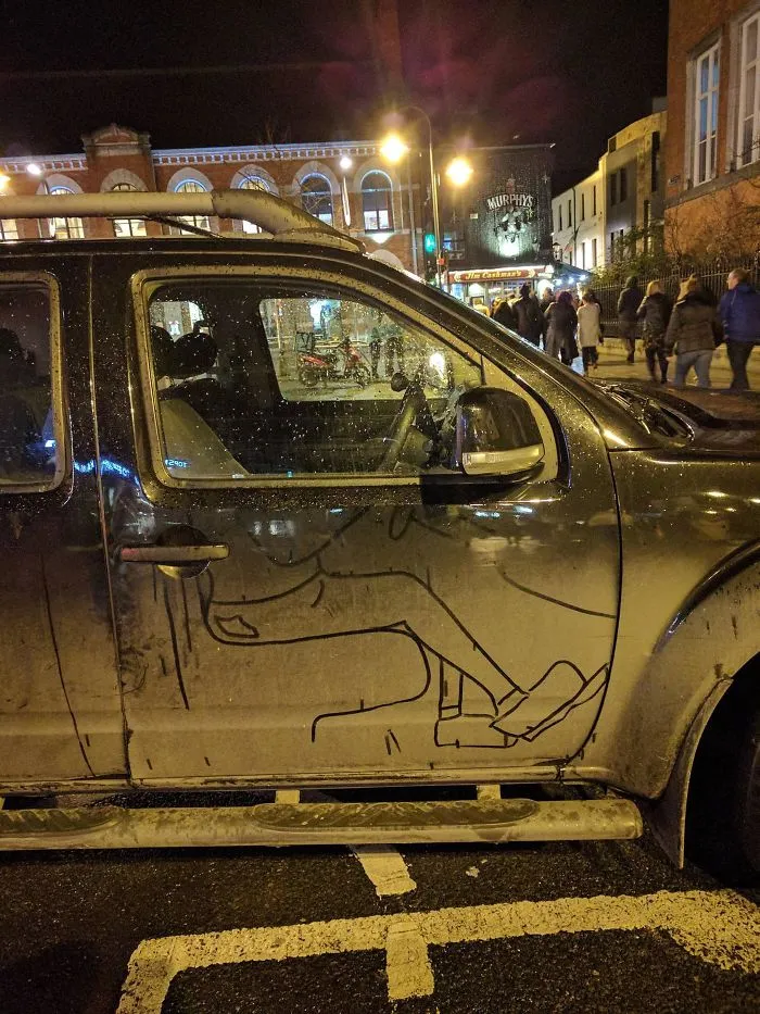 Alguien dibujó las piernas del conductor en la suciedad del coche