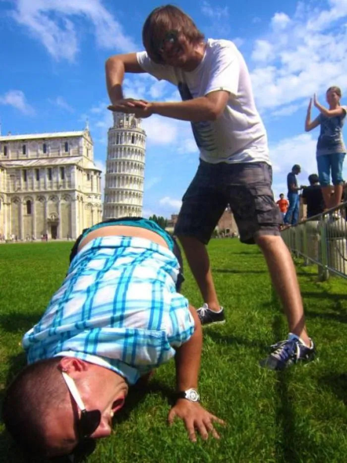 Quien dijera que es aburrido posar con la torre inclinada de Pisa no ha visto estas divertidas fotos