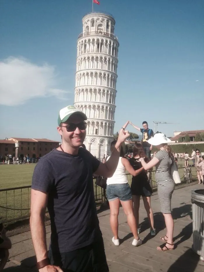 Quien dijera que es aburrido posar con la torre inclinada de Pisa no ha visto estas divertidas fotos
