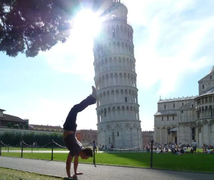 Quien dijera que es aburrido posar con la torre inclinada de Pisa no ha visto estas divertidas fotos