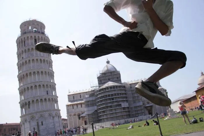 Quien dijera que es aburrido posar con la torre inclinada de Pisa no ha visto estas divertidas fotos