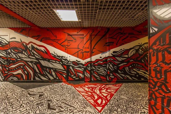 Esta escuela pidió a 100 grafiteros que la pintaran antes de ser renovada, y los resultados son mejores que cualquier renovación