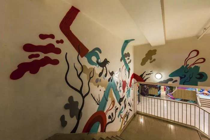 Esta escuela pidió a 100 grafiteros que la pintaran antes de ser renovada, y los resultados son mejores que cualquier renovación