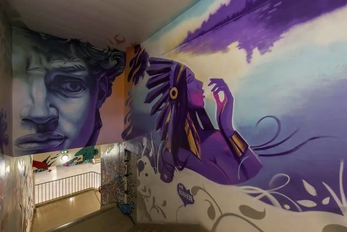 Esta escuela pidió a 100 grafiteros que la pintaran antes de ser renovada, y los resultados son mejores que cualquier renovación