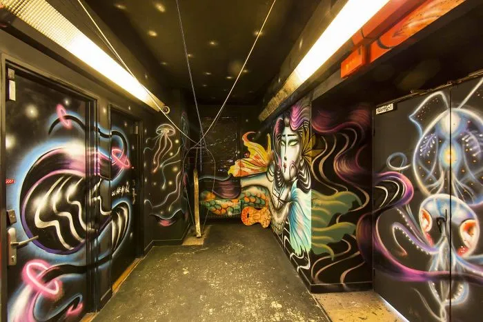Esta escuela pidió a 100 grafiteros que la pintaran antes de ser renovada, y los resultados son mejores que cualquier renovación