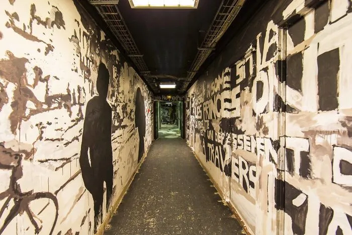 Esta escuela pidió a 100 grafiteros que la pintaran antes de ser renovada, y los resultados son mejores que cualquier renovación