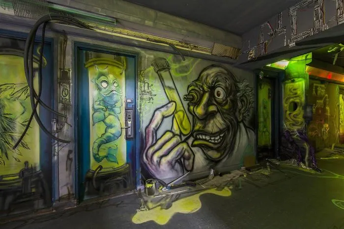 Esta escuela pidió a 100 grafiteros que la pintaran antes de ser renovada, y los resultados son mejores que cualquier renovación