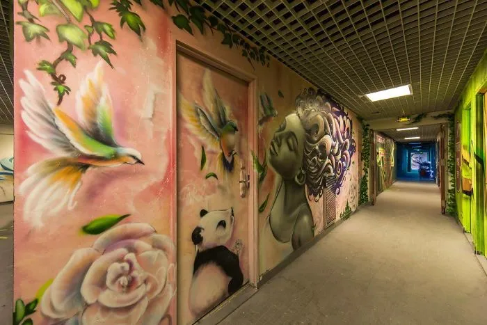 Esta escuela pidió a 100 grafiteros que la pintaran antes de ser renovada, y los resultados son mejores que cualquier renovación