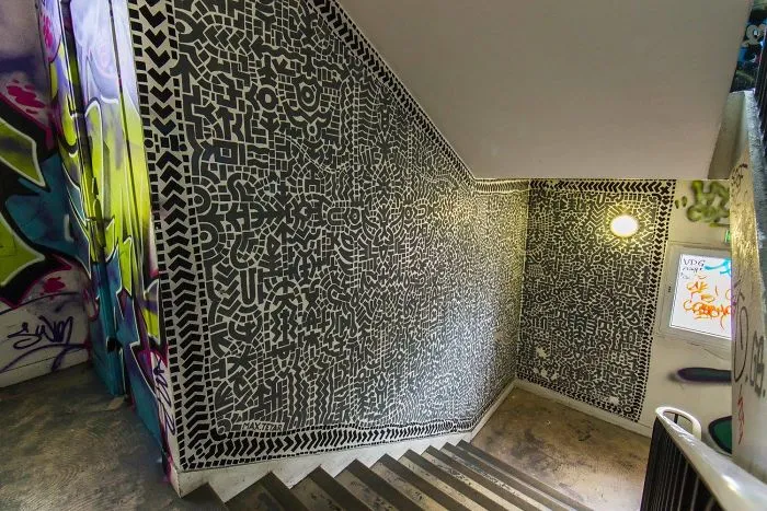 Esta escuela pidió a 100 grafiteros que la pintaran antes de ser renovada, y los resultados son mejores que cualquier renovación