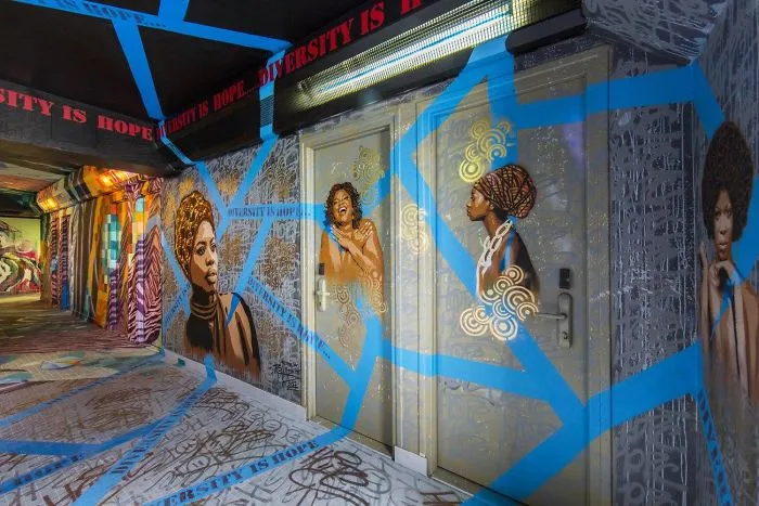 Esta escuela pidió a 100 grafiteros que la pintaran antes de ser renovada, y los resultados son mejores que cualquier renovación
