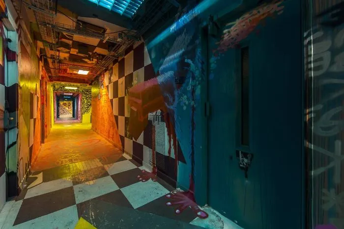 Esta escuela pidió a 100 grafiteros que la pintaran antes de ser renovada, y los resultados son mejores que cualquier renovación
