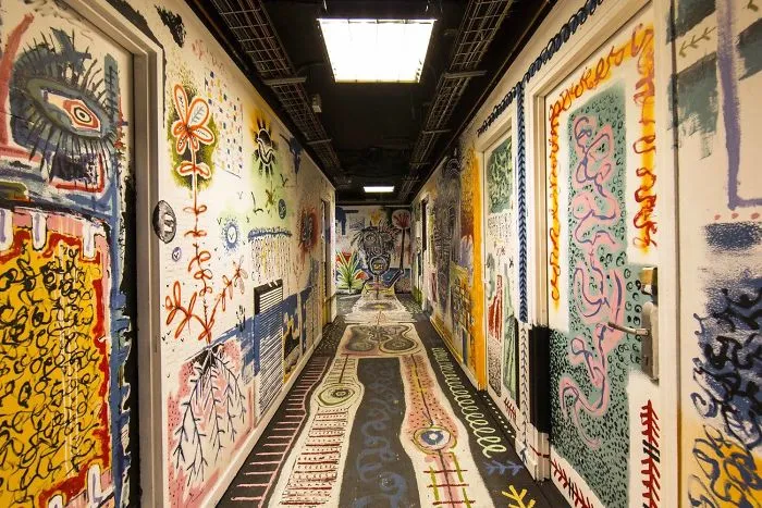 Esta escuela pidió a 100 grafiteros que la pintaran antes de ser renovada, y los resultados son mejores que cualquier renovación