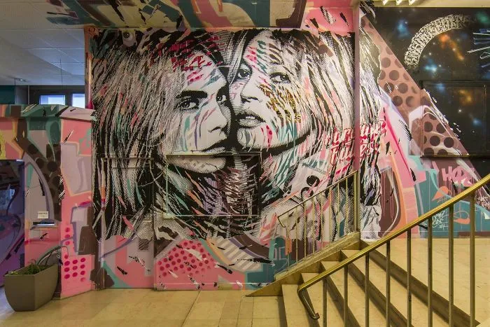 Esta escuela pidió a 100 grafiteros que la pintaran antes de ser renovada, y los resultados son mejores que cualquier renovación