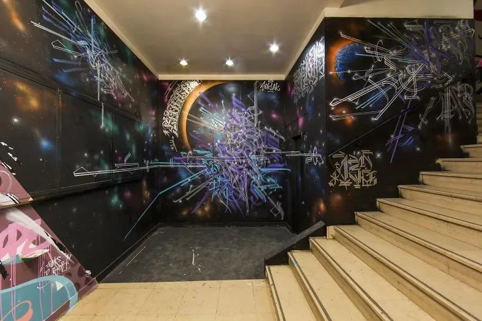 Esta escuela pidió a 100 grafiteros que la pintaran antes de ser renovada, y los resultados son mejores que cualquier renovación