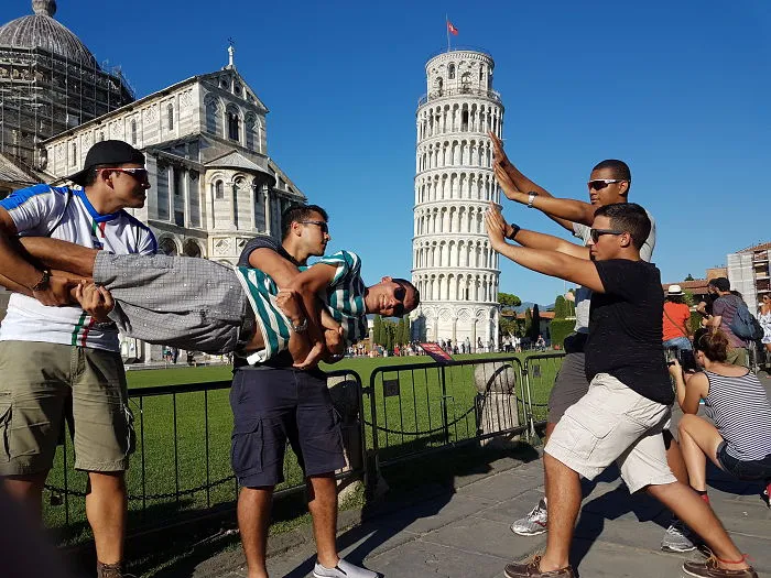 Quien dijera que es aburrido posar con la torre inclinada de Pisa no ha visto estas divertidas fotos