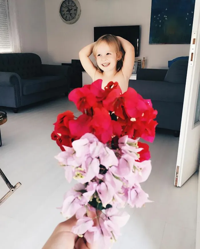 Esta madre "viste" a su hija con flores y comida usando la perspectiva forzada, y triunfa en internet