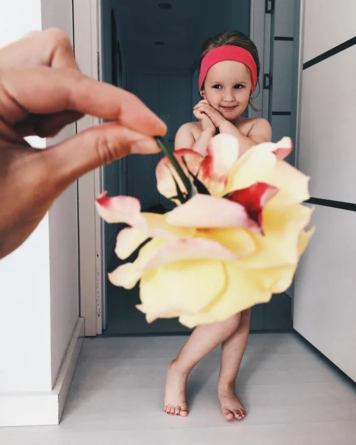 Esta madre "viste" a su hija con flores y comida usando la perspectiva forzada, y triunfa en internet