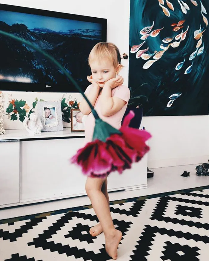 Esta madre "viste" a su hija con flores y comida usando la perspectiva forzada, y triunfa en internet