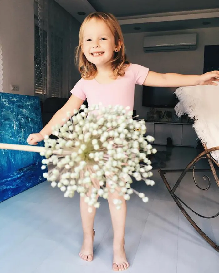 Esta madre "viste" a su hija con flores y comida usando la perspectiva forzada, y triunfa en internet