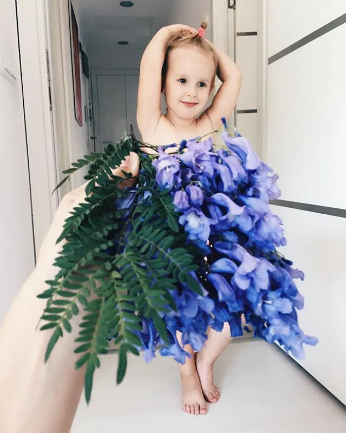 Esta madre "viste" a su hija con flores y comida usando la perspectiva forzada, y triunfa en internet