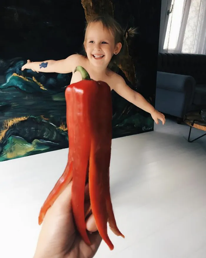 Esta madre "viste" a su hija con flores y comida usando la perspectiva forzada, y triunfa en internet