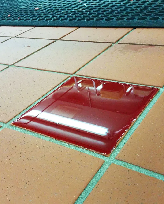 En la carnicería goteó sangre de la tabla de cortar y quedó perfectamente en este azulejo