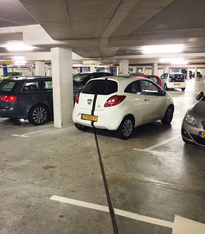 Línea en el suelo del parking alineada con la decoración del coche