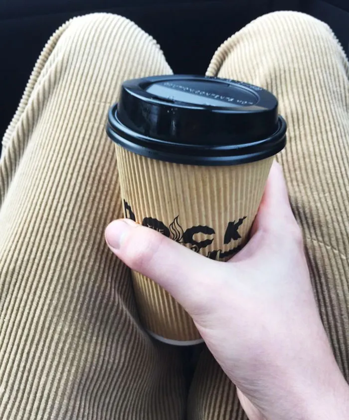 Vaso de café a juego con mis pantalones